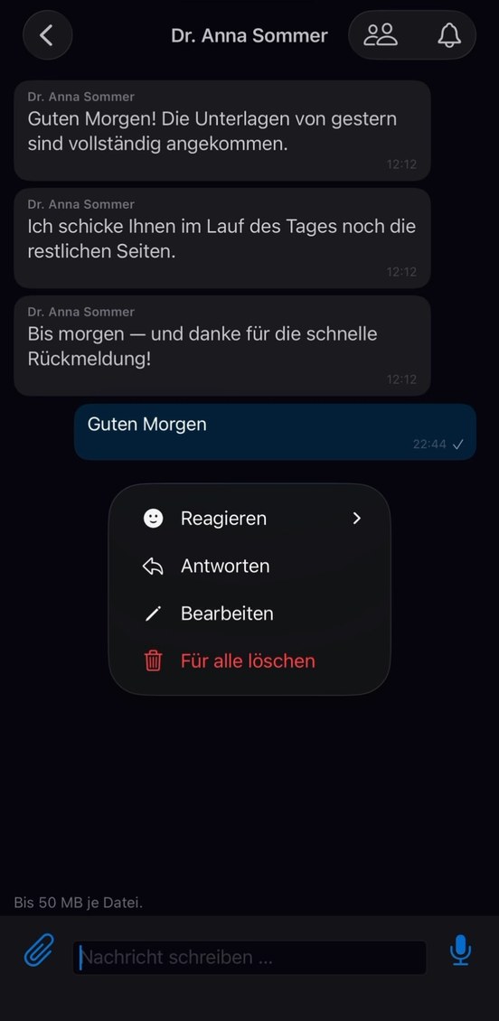 Bildschirmfoto der iPhone-App: ein Gespräch mit drei empfangenen Nachrichten und einer eigenen Antwort. Über der eigenen Nachricht steht das Menü mit Reagieren, Antworten, Bearbeiten und Für alle löschen.